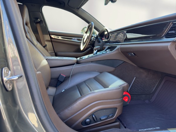 Porsche Panamera 4 Platinum Edition