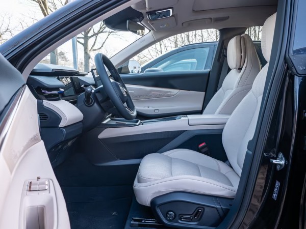 Lynk&Co 08 Plug-In Hybrid