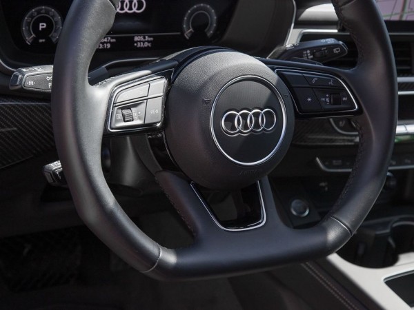Audi A4 Avant 40 TFSI Quattro, Matrix