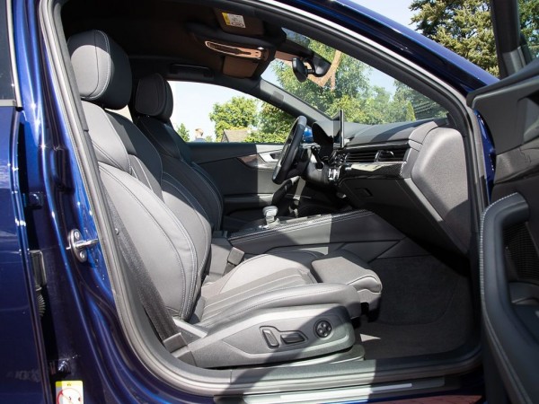 Audi A4 Avant 40 TFSI Quattro, Matrix