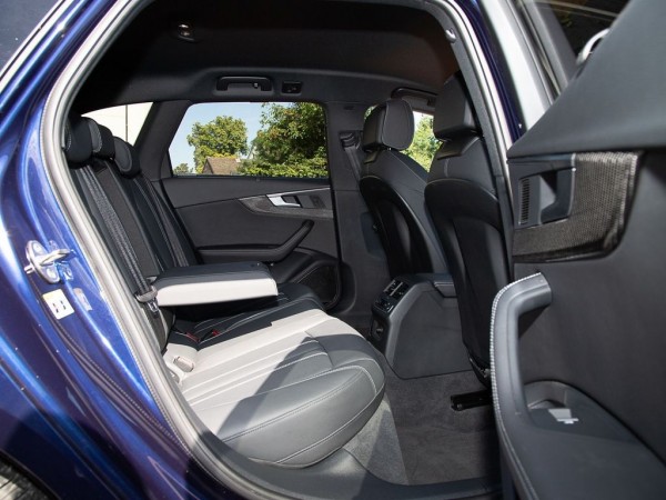 Audi A4 Avant 40 TFSI Quattro, Matrix